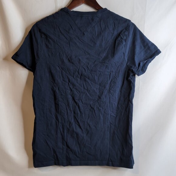 Tommy Hilfiger Men's Navy T-Shirt 3D Embossed Carpet Logo/Graphic Print, Size XS - Picture 2 of 7